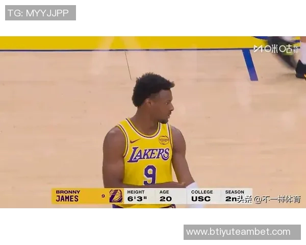 绿军记者惊叹湖勇对决中斯玛特与霍福德的奇妙对抗场景