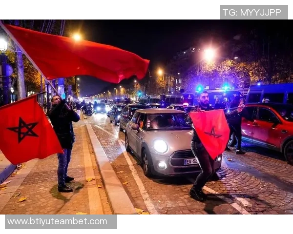 巴黎极端球迷放烟火送别荣誉满载的2025年数十人被警方逮捕